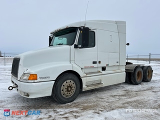 2000 Volvo Vn 2000 Volvo VN 6x4 T/A Sleeper Truck Tractor