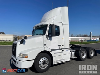 2015 Volvo Vnm 64 T 200 2015 VOLVO VNM64T 200 6x4 T/A Day Cab Truck Tractor