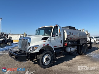 2010 International 7300 Etnyre Black-Topper Centennial 2000 gal on 2010 International 7300 Workstar 4x2 T/A Sleeper Truck Tractor