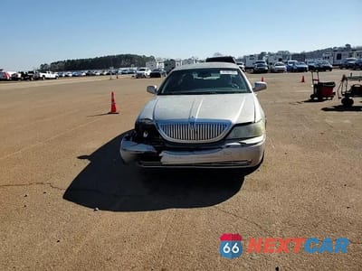 Zdjęcie 11 z 15 samochodu: 2005 LINCOLN TOWN CAR SIGNATURE VIN:1LNHM81W35Y636294 - miniatura