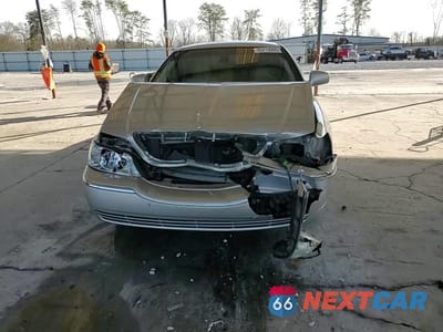 Zdjęcie 11 z 14 samochodu: 2003 LINCOLN TOWN CAR SIGNATURE VIN:1LNHM82W93Y653175 - miniatura