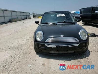 Zdjęcie 13 z 14 samochodu: 2003 MINI COOPER VIN:WMWRC33483TC46943 - miniatura