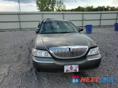 Zdjęcie 10 z 14 samochodu: 2003 LINCOLN TOWN CAR SIGNATURE VIN:1LNHM82W73Y680066 - miniatura