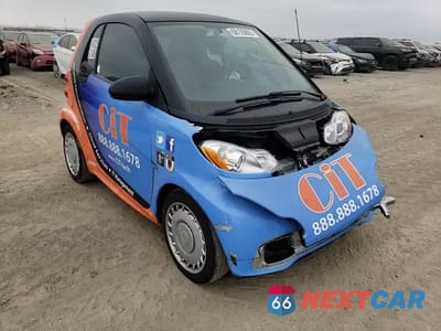 Zdjęcie 10 z 14 samochodu: 2013 SMART FORTWO PURE VIN:WMEEJ3BA7DK630989 - miniatura