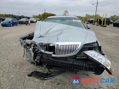 Zdjęcie 13 z 14 samochodu: 2006 LINCOLN TOWN CAR SIGNATURE LIMITED VIN:1LNHM82V46Y649756 - miniatura