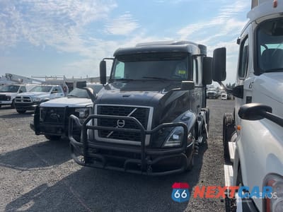 2019 Volvo Vnr 2019 Volvo VNR 6x2 T/A Sleeper Truck Tractor (Inoperable) 4V4WB9EH5KN214502 - główne zdjęcie licytacji z USA - miniatura