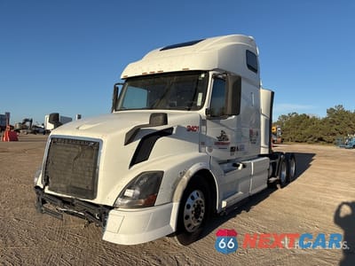 2015 Volvo Vnl 670 2015 Volvo VNL670 6x4 T/A Sleeper Truck Tractor 4V4NC9EH2FN933401 - główne zdjęcie licytacji z USA - miniatura