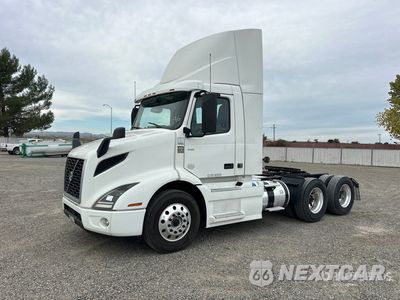 2020 Volvo Vnr 64300 2020 Volvo VNR64300 6x4 T/A Day Cab Truck Tractor 4V4WC9EH1LN256518 - główne zdjęcie licytacji z USA - miniatura