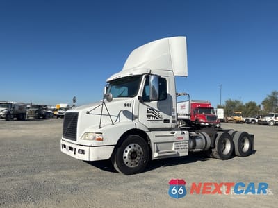 2014 Volvo Vnm 2014 Volvo VNM 6x4 T/A Day Cab Truck Tractor 4V4MC9EH5EN163981 - główne zdjęcie licytacji z USA - miniatura