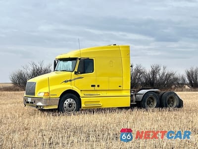 2002 Volvo Vnl 2002 Volvo VNL 6x4 T/A Sleeper Truck Tractor 4V4NC9GH12N329216 - główne zdjęcie licytacji z USA - miniatura