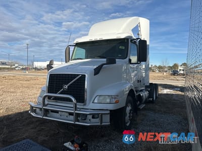 2016 Volvo Vnr 64 T 2016 Volvo VNR64T 6x4 T/A Sleeper Truck Tractor 4V4MC9EH8GN944092 - główne zdjęcie licytacji z USA - miniatura