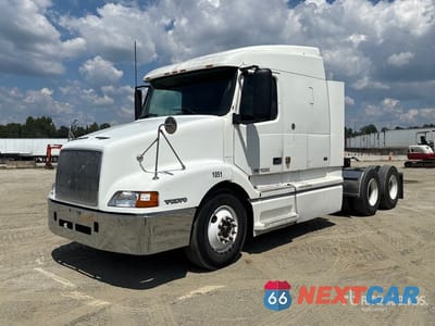 2000 Volvo Vnl 2000 Volvo VNL 6x4 T/A Sleeper Truck Tractor 4V4ND1GH6YN250695 - główne zdjęcie licytacji z USA - miniatura
