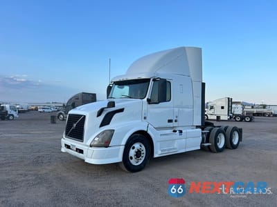 2015 Volvo Vnl 430 2015 Volvo VNL430 6x4 T/A Sleeper Truck Tractor 4V4NC9DG6FN921387 - główne zdjęcie licytacji z USA - miniatura