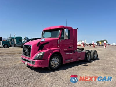 2016 Volvo Vnl 300 2016 Volvo VNL300 6x4 T/A Day Cab Truck Tractor 4V4NC9EH6GN936254 - główne zdjęcie licytacji z USA - miniatura