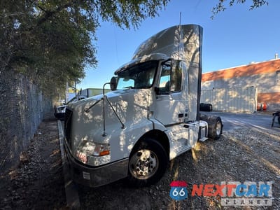 2014 Volvo Vnm 2014 Volvo VNM 4x2 S/A Day Cab Truck Tractor 4V4M39EH8EN174294 - główne zdjęcie licytacji z USA - miniatura