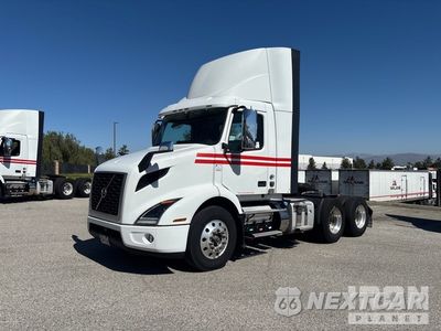 2020 Volvo 2020 Volvo VNR 6x4 T/A Day Cab Truck Tractor 4V4WC9EG9LN266690 - główne zdjęcie licytacji z USA - miniatura