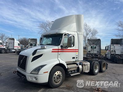 2020 Volvo 2020 Volvo VNR64T 6x4 T/A Day Cab Truck Tractor 4V4WC9EGXLN266732 - główne zdjęcie licytacji z USA - miniatura