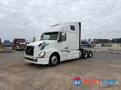2016 Volvo Vnl 670 2016 Volvo VNL670 6x4 T/A Sleeper Truck Tractor 4V4NC9THXGN938611 - główne zdjęcie licytacji z USA - miniatura