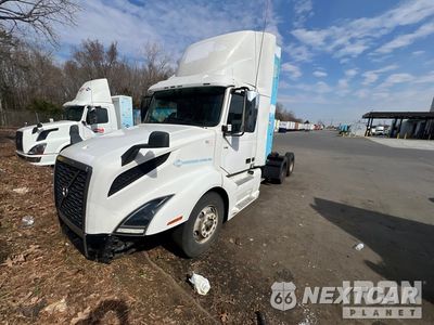 2020 Volvo 2020 Volvo VNL64T300 CNG 6x4 T/A Day Cab Truck Tractor 4V5NC9UG7LN235415 - główne zdjęcie licytacji z USA - miniatura