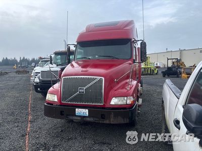 2002 Volvo 2002 Volvo VNM630 8x4 Tri/A Sleeper Truck Tractor (Inoperable) 4V4NC9JJ42N331151 - główne zdjęcie licytacji z USA - miniatura