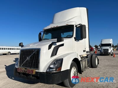 2016 Volvo Vnl 300 2016 Volvo VNL300 4x2 S/A Day Cab Truck Tractor 4V4N39TG9GN965662 - główne zdjęcie licytacji z USA - miniatura