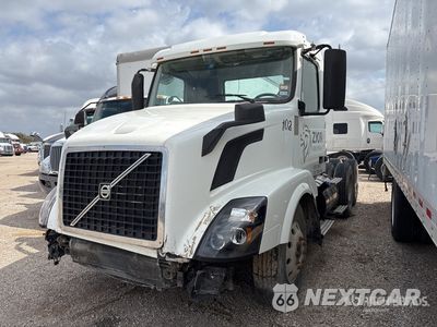 2017 Volvo 2017 Volvo 6x4 T/A Day Cab Truck Tractor 4V4NC9TH7HN979375 - główne zdjęcie licytacji z USA - miniatura