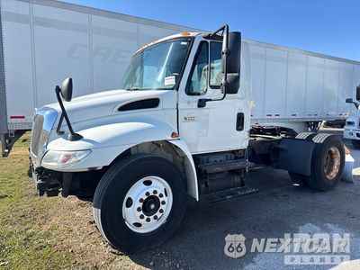 2003 International 4400 2003 International 4400 4x2 S/A Day Cab Truck Tractor 1HSMKAAN43H587943 - główne zdjęcie licytacji z USA - miniatura