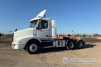 2016 Volvo Vnm 200 2016 Volvo VNM200 6x4 T/A Day Cab Truck Tractor 4V4MC9DG2GN947935 - główne zdjęcie licytacji z USA - miniatura