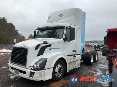 2016 Volvo Vnl 300 2016 Volvo VNL300 CNG 6x4 T/A Day Cab Truck Tractor (Inoperable) 4V5NC9UG8GN946756 - główne zdjęcie licytacji z USA - miniatura
