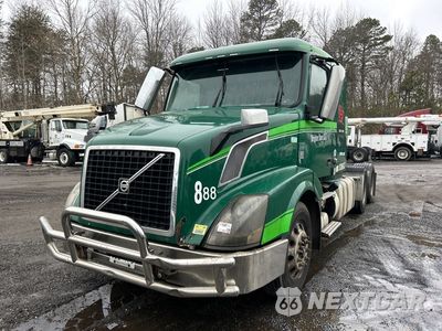 2013 Volvo Vnl 2013 Volvo VNL 6x4 T/A Sleeper Truck Tractor (Inoperable) 4V4NC9DG4DN143992 - główne zdjęcie licytacji z USA - miniatura