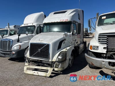 2010 Volvo Vnl 2010 Volvo VNL 6x4 T/A Sleeper Truck Tractor (Inoperable) 4V4NC9EH2AN291710 - główne zdjęcie licytacji z USA - miniatura