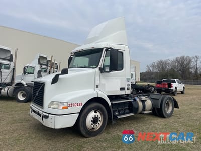 2017 Volvo Vnm 42 T 2017 Volvo VNM42T 4x2 S/A Day Cab Truck Tractor 4V4M19EG3HN988578 - główne zdjęcie licytacji z USA - miniatura