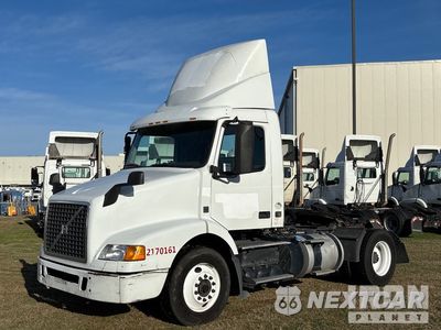 2017 Volvo Vnm 2017 Volvo VNM 4x2 S/A Day Cab Truck Tractor 4V4M19EG3HN988581 - główne zdjęcie licytacji z USA - miniatura