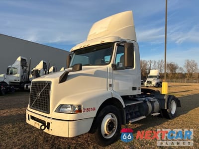 2016 Volvo Vnm 2016 Volvo VNM 4x2 S/A Day Cab Truck Tractor 4V4M19EG1GN969025 - główne zdjęcie licytacji z USA - miniatura