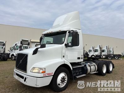 2017 Volvo Vnm 2017 Volvo VNM 6x4 T/A Day Cab Truck Tractor 4V4MC9EGXHN983646 - główne zdjęcie licytacji z USA - miniatura