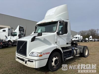 2017 Volvo Vnm 2017 Volvo VNM 4x2 S/A Day Cab Truck Tractor 4V4M19EG7HN983593 - główne zdjęcie licytacji z USA - miniatura