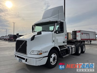 2014 Volvo Vnm 2014 Volvo VNM 6x4 T/A Day Cab Truck Tractor 4V4MC9EG4EN164594 - główne zdjęcie licytacji z USA - miniatura