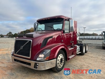 2012 Volvo Vnl 2012 Volvo VNL 6x4 T/A Day Cab Truck Tractor 4V4NC9EH9CN542788 - główne zdjęcie licytacji z USA - miniatura