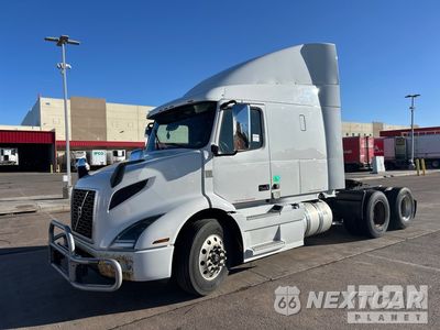2020 Volvo 2020 Volvo VNR 6x4 T/A Sleeper Truck Tractor 4V4WC9EG7LN266588 - główne zdjęcie licytacji z USA - miniatura