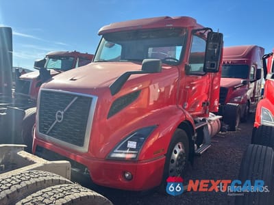2022 Volvo Vnr 2022 Volvo VNR 6x2 T/A Day Cab Truck Tractor (Inoperable) 4V4WB9DH7NN316499 - główne zdjęcie licytacji z USA - miniatura