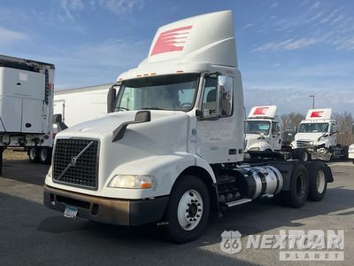 2015 Volvo Vnm 64 T 2015 Volvo VNM64T 6x4 T/A Day Cab Truck Tractor 4V4MC9EG4FN187567 - główne zdjęcie licytacji z USA - miniatura