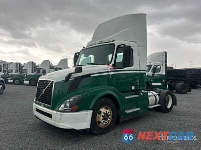 2016 Volvo Vnl 2016 Volvo VNL 4x2 S/A Day Cab Truck Tractor 4V4N19TH6GN940944 - główne zdjęcie licytacji z USA - miniatura