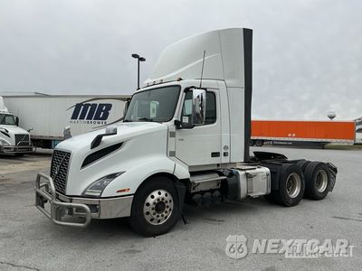 2020 Volvo 2020 Volvo VNL 300 6x4 T/A Day Cab Truck Tractor 4V4NC9TG2LN247588 - główne zdjęcie licytacji z USA - miniatura