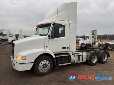 2016 Volvo Vnm 2016 Volvo VNM 6x4 T/A Day Cab Truck Tractor 4V4MC9DGXGN947889 - główne zdjęcie licytacji z USA - miniatura