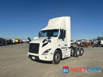 2020 Volvo Vnr 64300 2020 Volvo VNR64300 6x4 T/A Day Cab Truck Tractor 4V4WC9EH8LN258900 - główne zdjęcie licytacji z USA - miniatura
