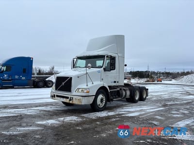 2012 Volvo Vnl 2012 Volvo VNL 6x4 T/A Day Cab Truck Tractor 4V4MC9EG3CN547701 - główne zdjęcie licytacji z USA - miniatura