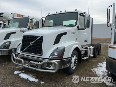 2017 Volvo Vnl 2017 Volvo VNL 6x4 T/A Day Cab Truck Tractor 4V4NC9EG9HN979320 - główne zdjęcie licytacji z USA - miniatura