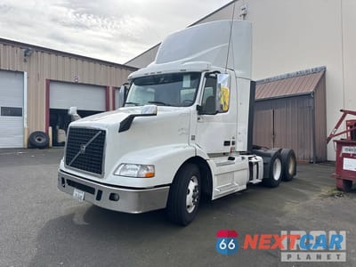 2015 Volvo Vnm 2015 Volvo VNM 6x4 T/A Day Cab Truck Tractor 4V4MC9EH4FN918426 - główne zdjęcie licytacji z USA - miniatura
