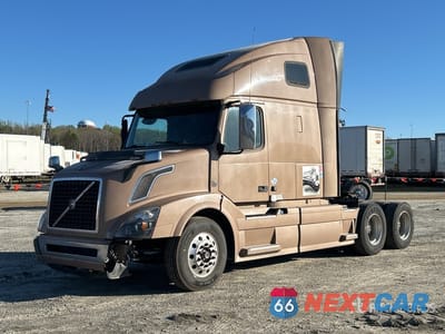 2018 Volvo Vnl 670 2018 Volvo VNL670 6x4 T/A Sleeper Truck Tractor 4V4NC9EH7JN891302 - główne zdjęcie licytacji z USA - miniatura