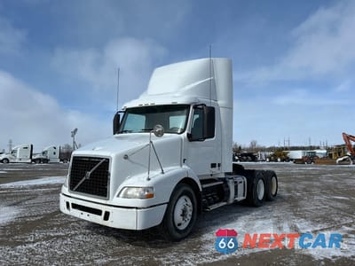2014 Volvo Vnm 2014 Volvo VNM 6x4 T/A Day Cab Truck Tractor 4V4MC9EG6EN167819 - główne zdjęcie licytacji z USA - miniatura